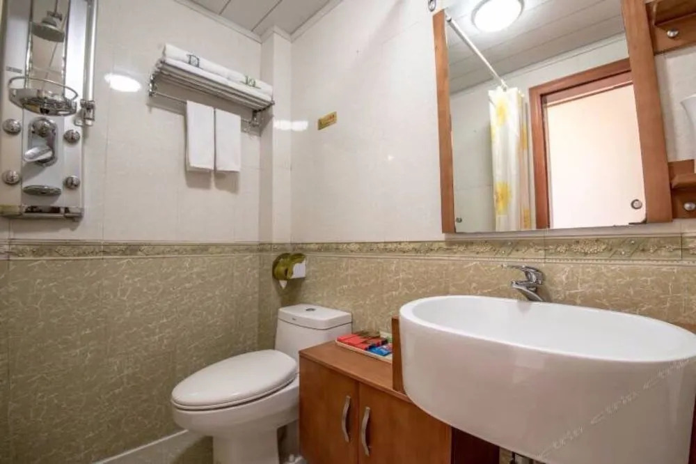 Lijiang Qianxuelou Hotel