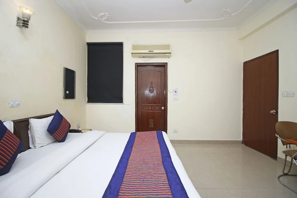 OYO 7619 Hotel VRS