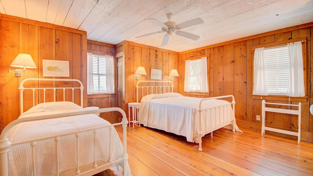 118 Kitchens Beach 9 Br home by RedAwning