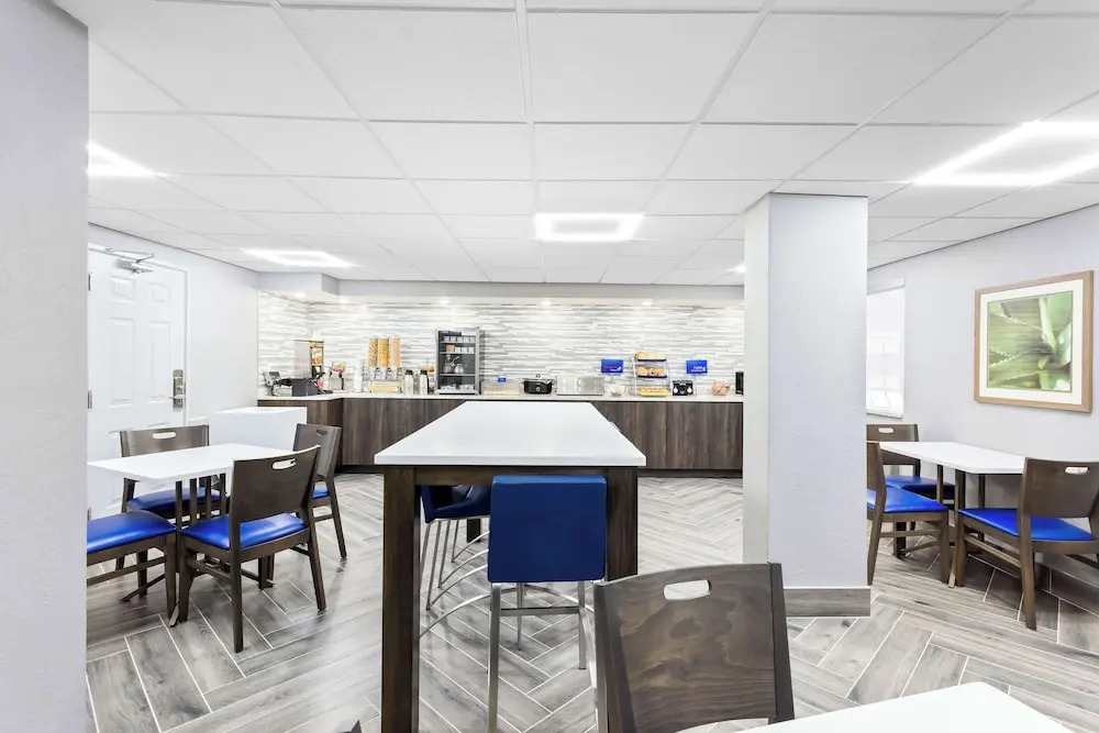 Days Inn & Suites By Wyndham Schaumburg- Woodfield Mall