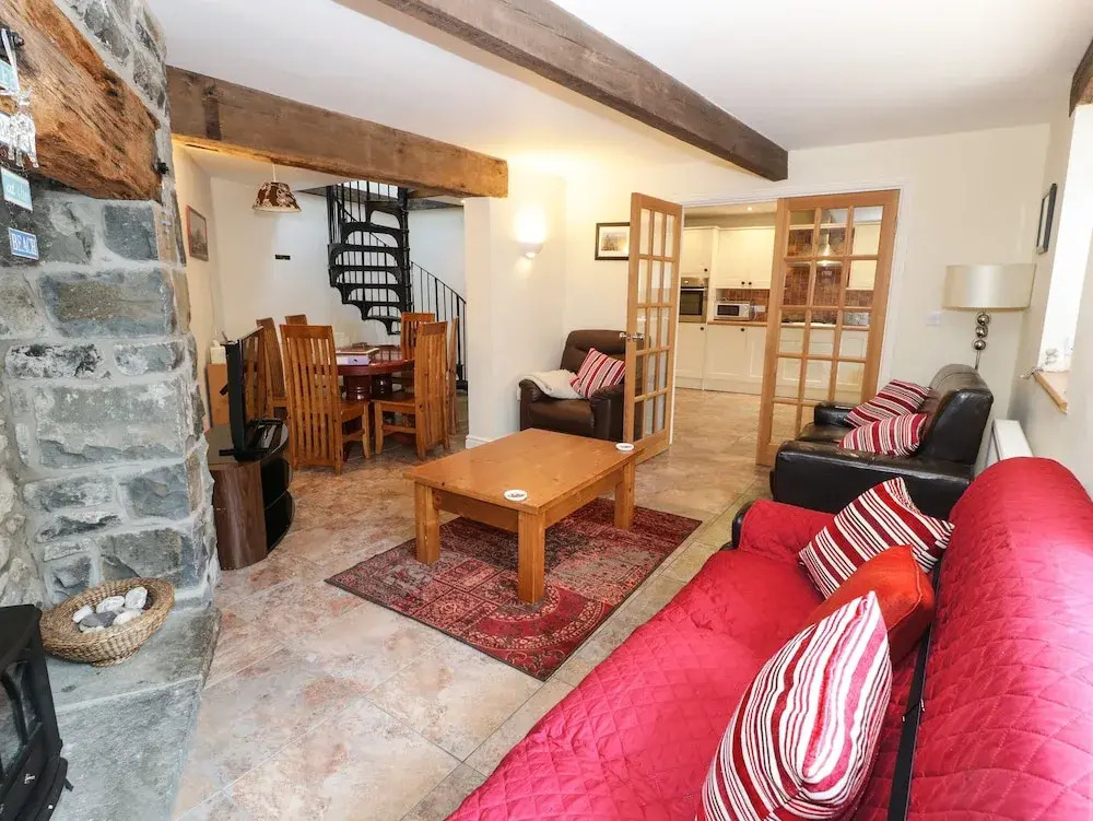 2 Hwyrfryn Stables