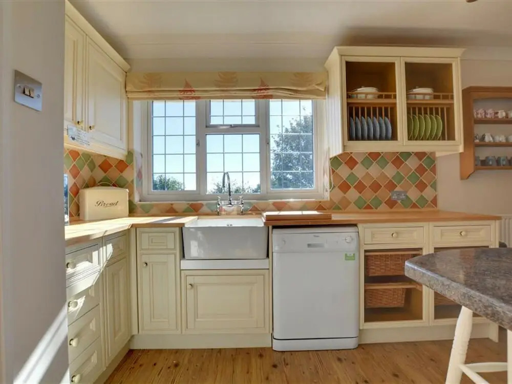 Comfortable and Luxurious Family Home With Beautiful Sunny Garden, Close to the Beach
