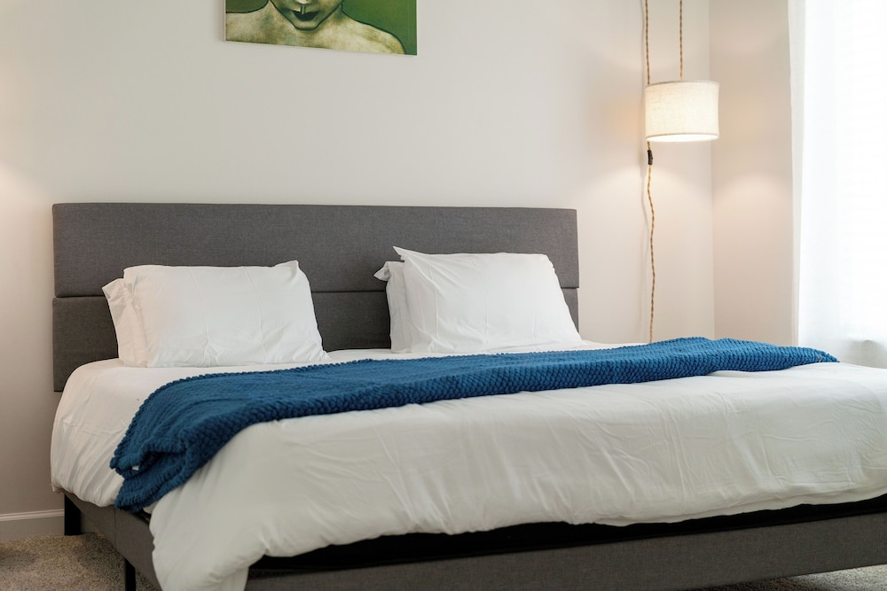 Riviere 2BR Apartment Pet Friendly Oasis Sleeps 6 Close to Epic Universe Pool & Gym