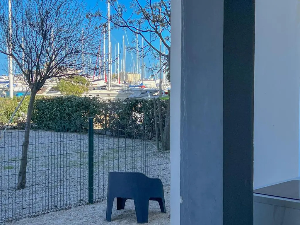 Superbe, face aux bateaux - 2ch + jardin - marina