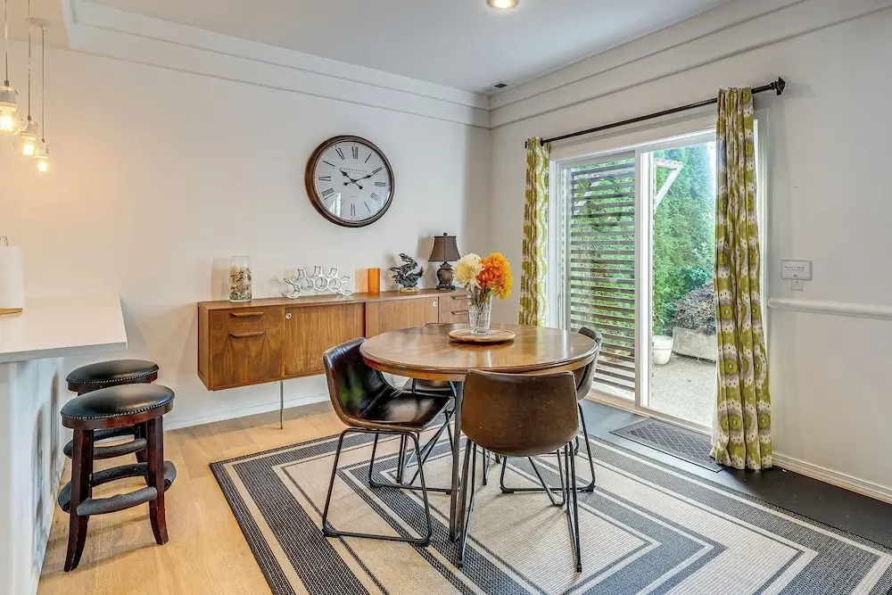 Modern Home Close to Dtwn Woodinville w/ Yard