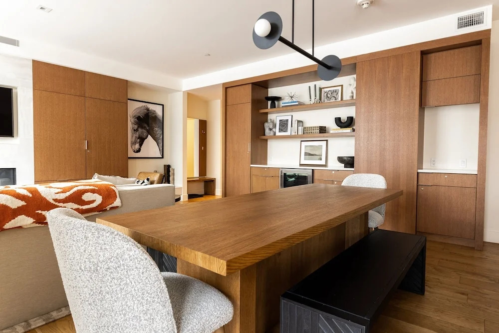 Mountain Modern 3 Bedroom Deluxe Condo, Sleeps 10 by RedAwning