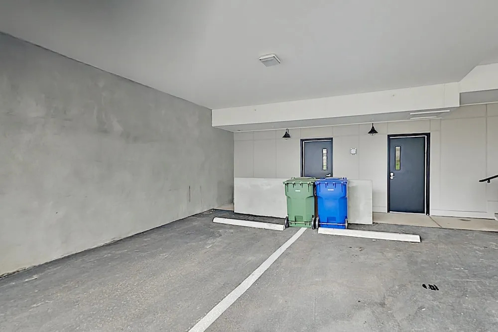 Chic : Walk To Dining, Shops, Entertainment 1 Bedroom Condo
