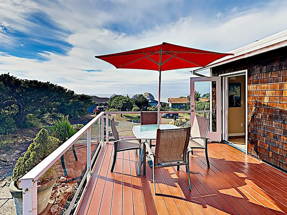 Stunning Coastal Getaway W/ Firepit, Walk To Beach 3 Bedroom Home