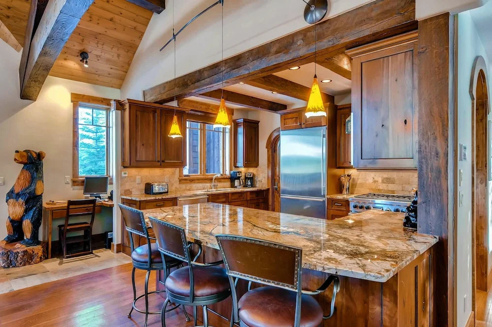 Bear Tracks Lodge