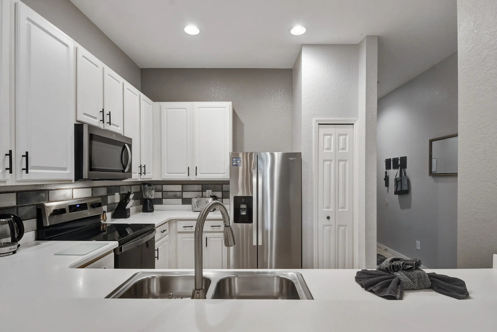 Bahama Bay New Modern 2 Bedroom, patio sleeps 6, Davenport, US