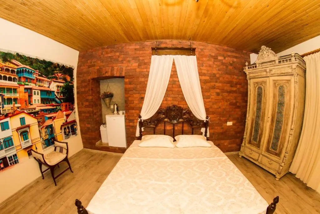 Vintage Art Rooms