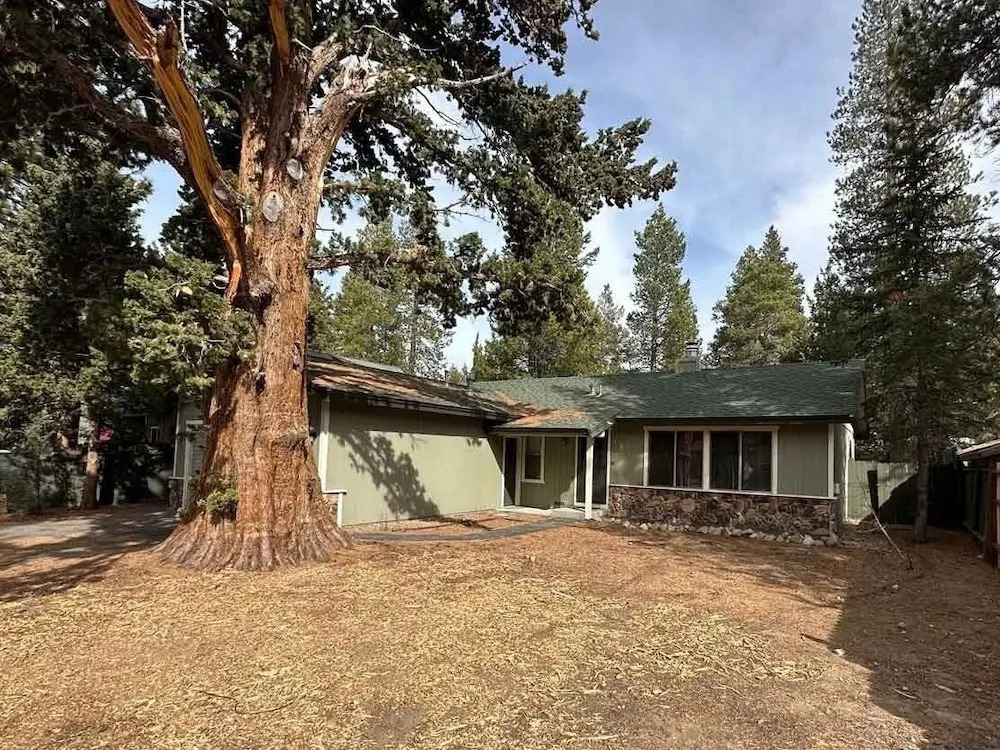 1987 Cherokee St. 3 Bedroom Home by RedAwning