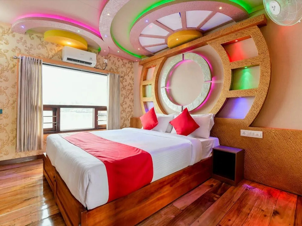 Oyo 24290 Houseboat Anugraha Deluxe