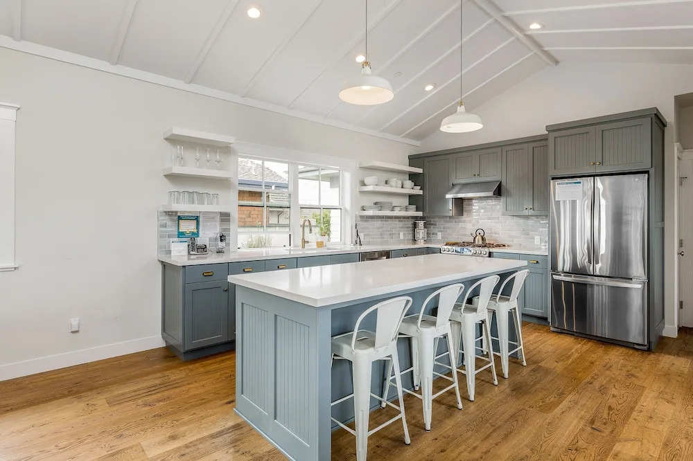 3440 Saint Deyns St House by RedAwning