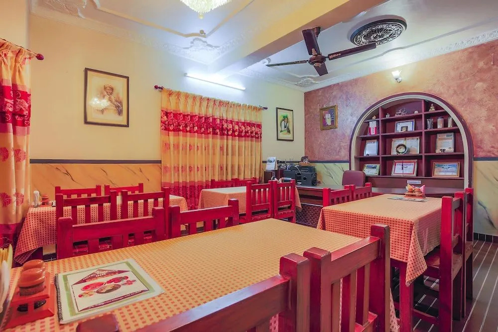 Oyo 403 Hotel Paradise Inn
