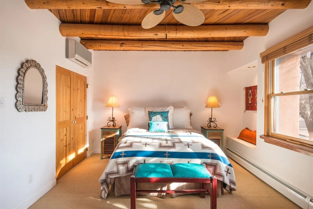 Serenidad - Delightful Vacation Home, Walk to The Plaza and Canyon Rd