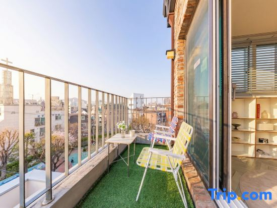 New, spacious & cozy loft w/ character. Elevator + Free airport pickup for 4+ nights