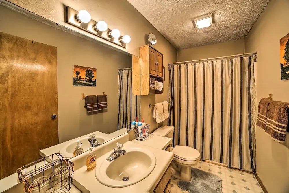 Condo w/ Pool Access - 2 Mi to Silver Dollar City!