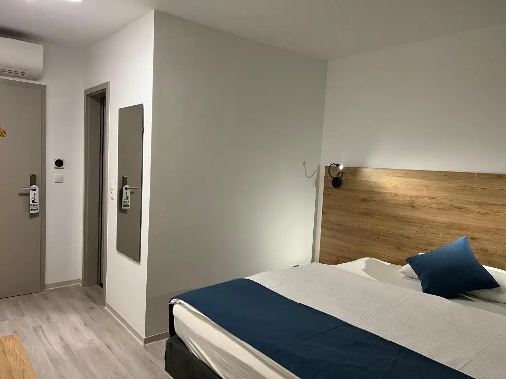 Hotel 83