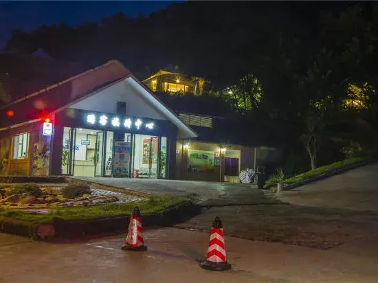 Hot Spring Forest Holiday Hotel