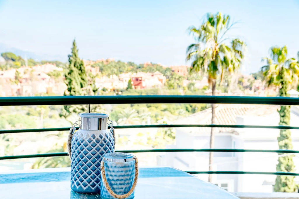 SAT1-walking distance to Puerto Banus