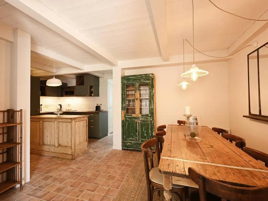 Maison Rénovée avec Jacuzzi et Cuisine d'Été au Centre du Village - FR-1-434-97