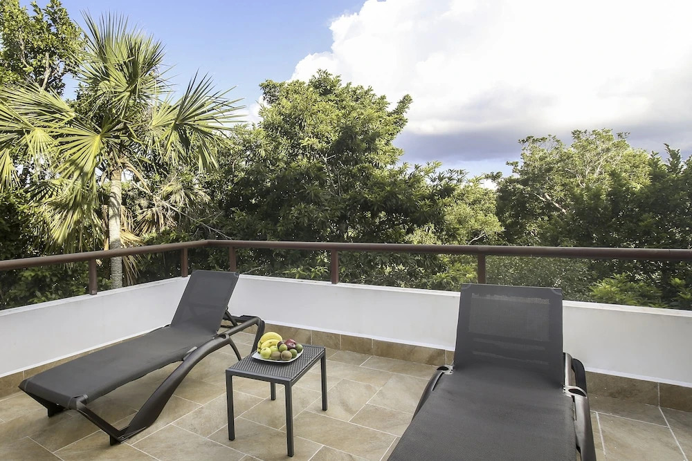 HIRA PH4 w Rooftop Terrace by Gate48