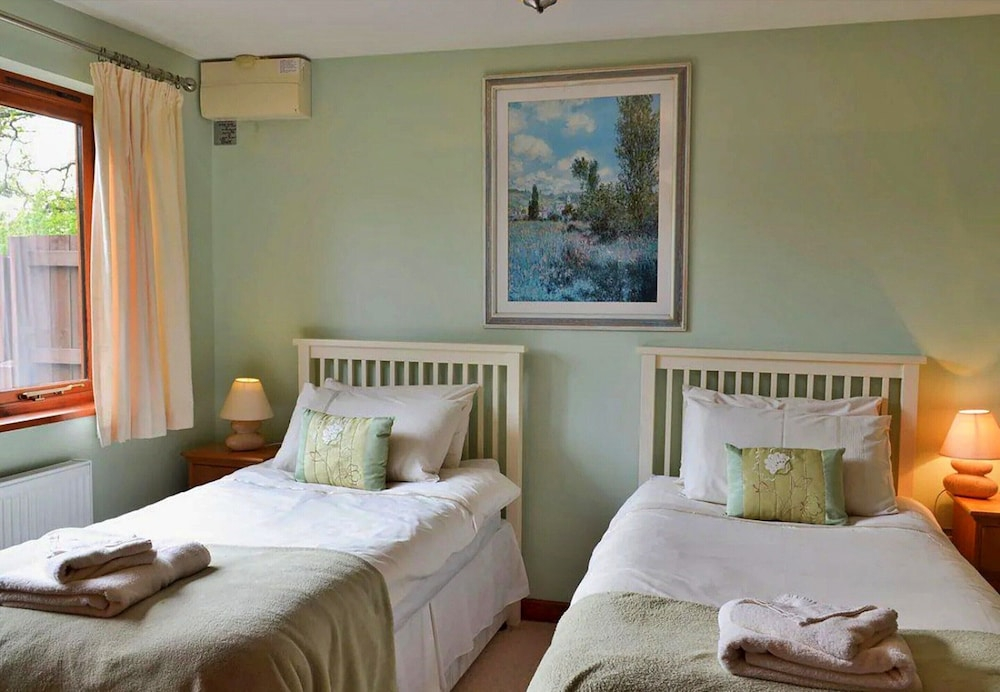 Bungalow in Bovey Tracey With Hot Tub