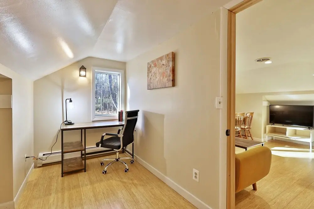 Your Ski Home: Powder Park Place - Upper Level. Close To Killington. Hot Tub. 4 Bedroom Home