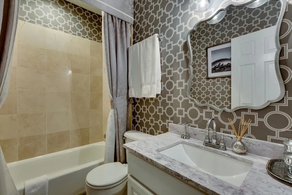 3 BR 3 BTH - UIC, Med Dist & Down Town + Garage by AllSet Turnover