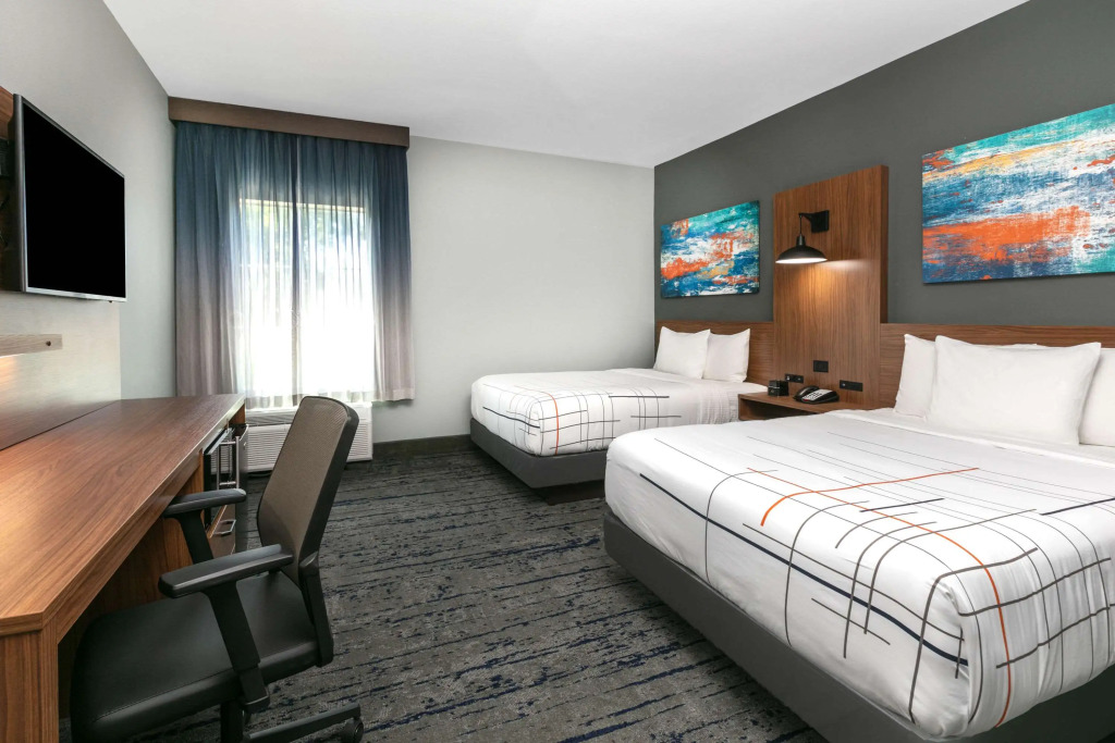 La Quinta Inn & Suites by Wyndham Jacksonville TX