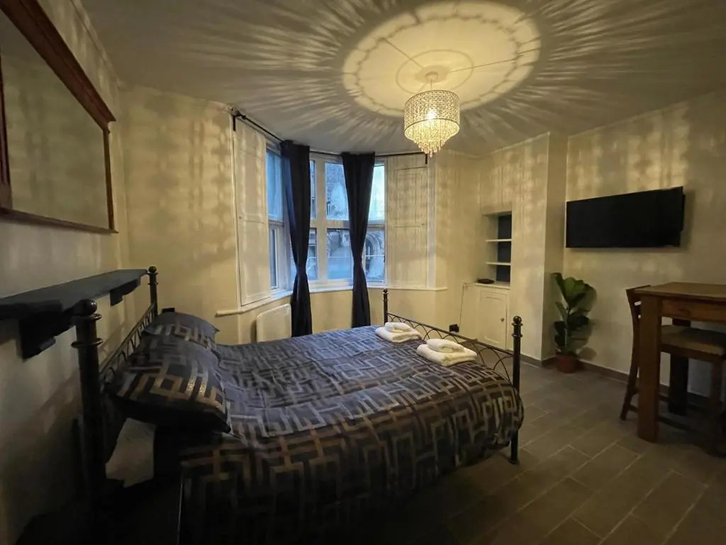 Gated Stunning Period Studio in Vibrant Bristol