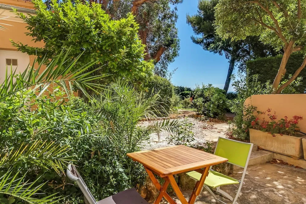 Palais Mire Juan Studio