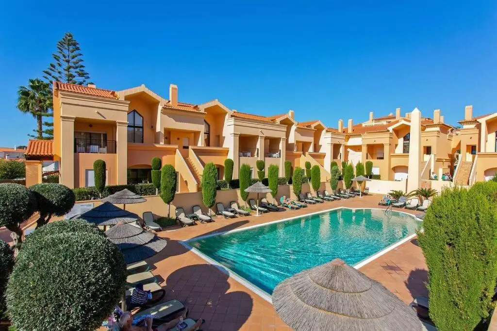 Stunning 2 Bedroom Apartment 500m to Luz Beach