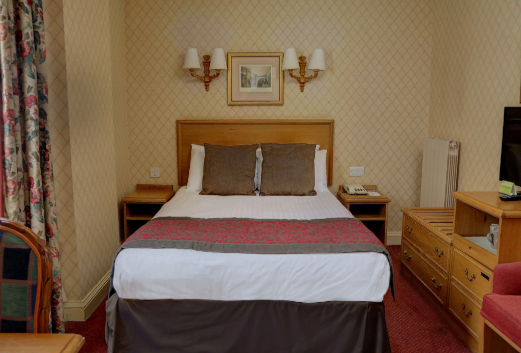 Crown & Mitre Hotel