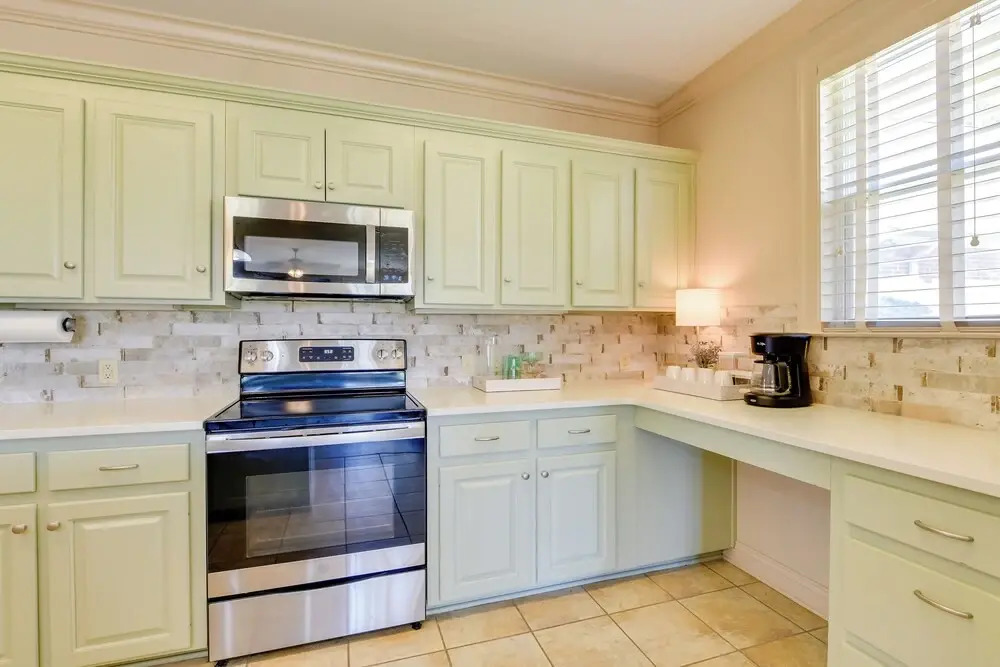 Spacious Springfield Home w/ Golf Course View!