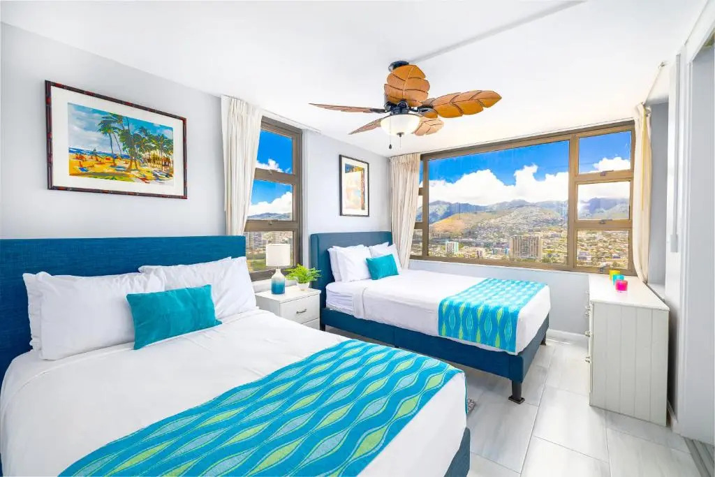 Beautiful 34th Floor with Mountain Views - 1 Block from Beach - Parking incl
