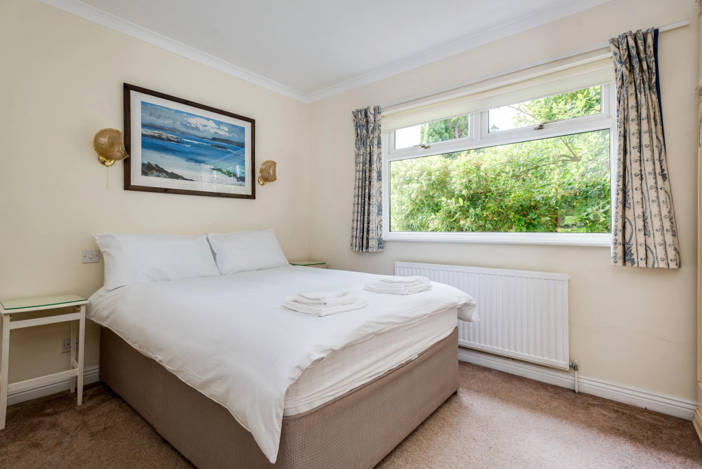 Spacious 1-Bedroom Flat with garden & free parking