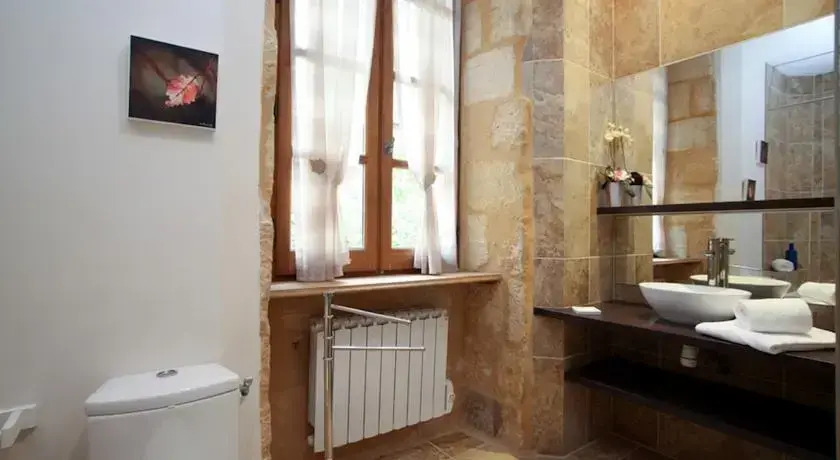 Le Grenier du Chapitre son loft avec les poutres et lappartement une chambre sans les poutres