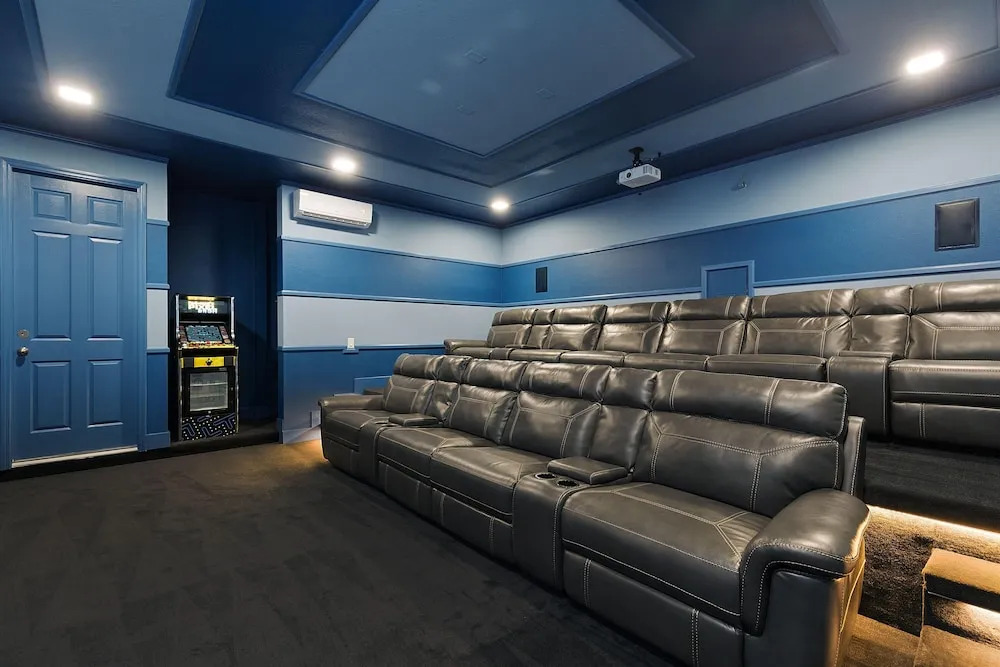 Sr006v: 8 Bed, Incredibles, Fashionista, Pool, Shuffle Board