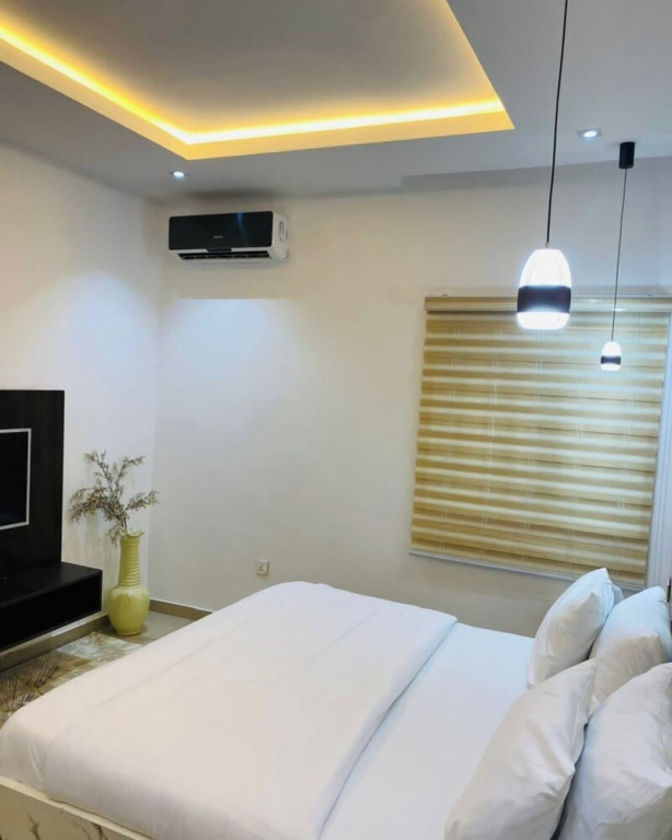 Crestwood Hotel And Suites