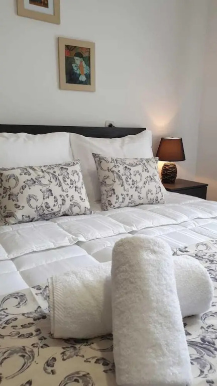 Lovely Flat Near Port! Few Min From City Center