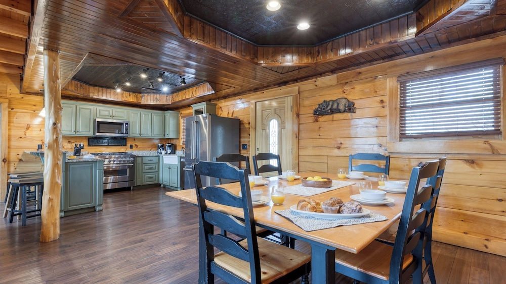 Alpine Mountain Lodge by Avantstay Sleeps 19 Luxury Cabin Game Room, Hot Tub Dollywood