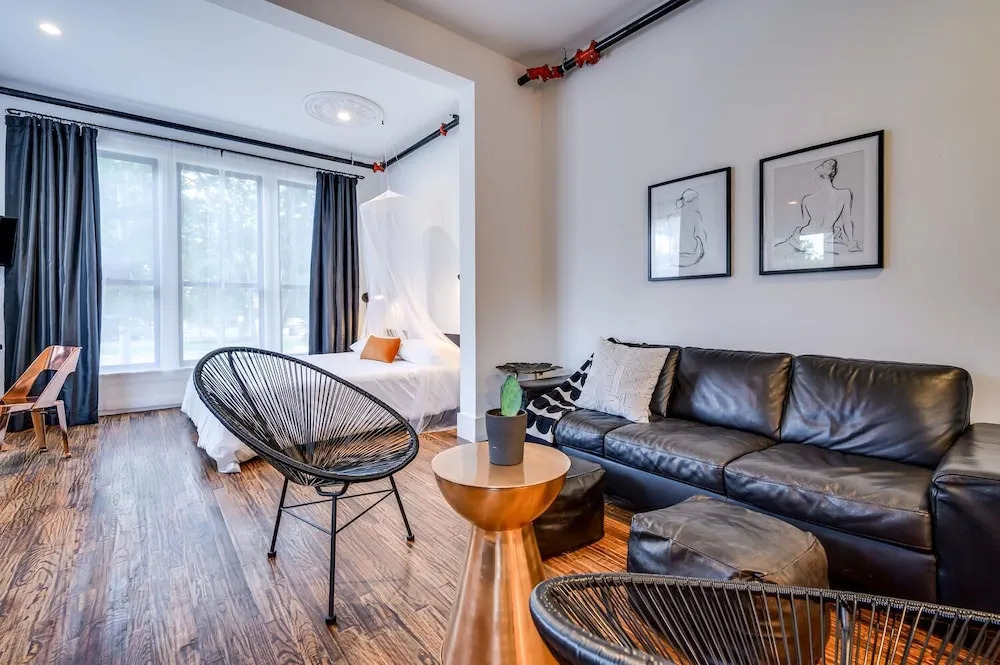 7 Private Suites Sleeps 25 Walkable to DT!
