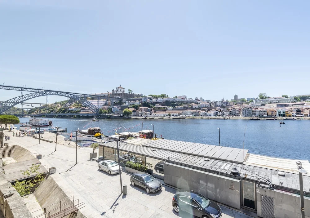 Oporto Street Fonte Taurina - Riverfront Suites