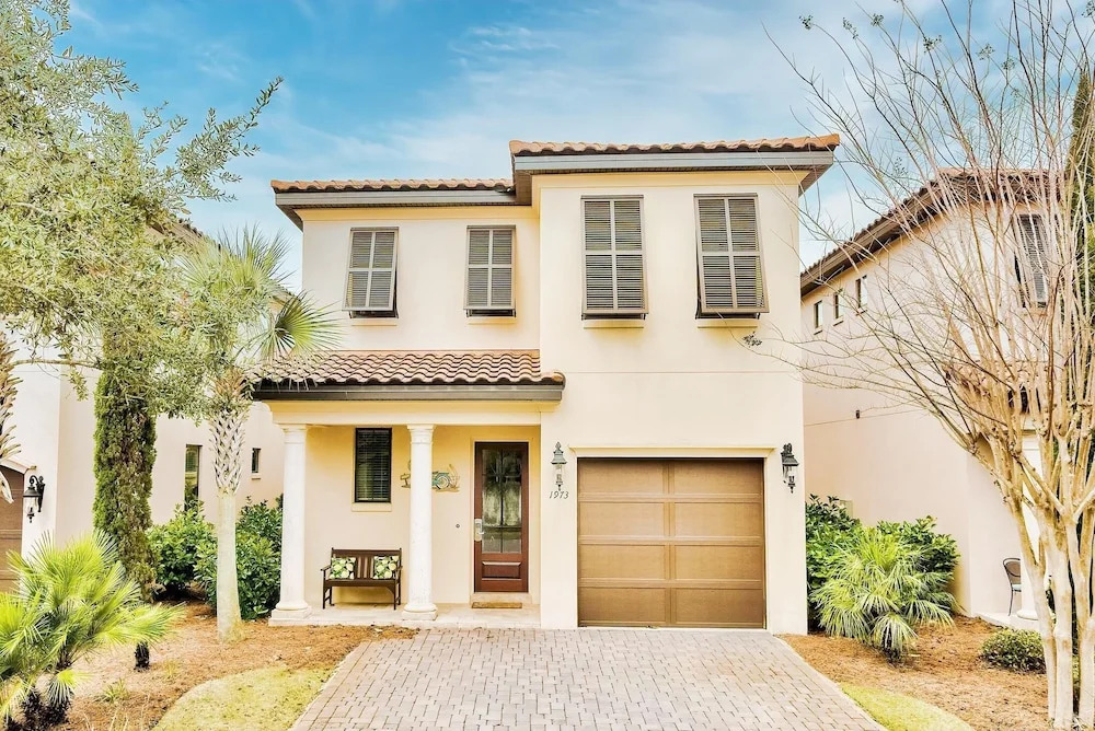 Villa Lago 1973* (S)(2G)- 4BR 4BA + Den- (12)