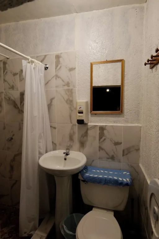 Budget Private Rooms - Wonderland B&B - Shuttle services available