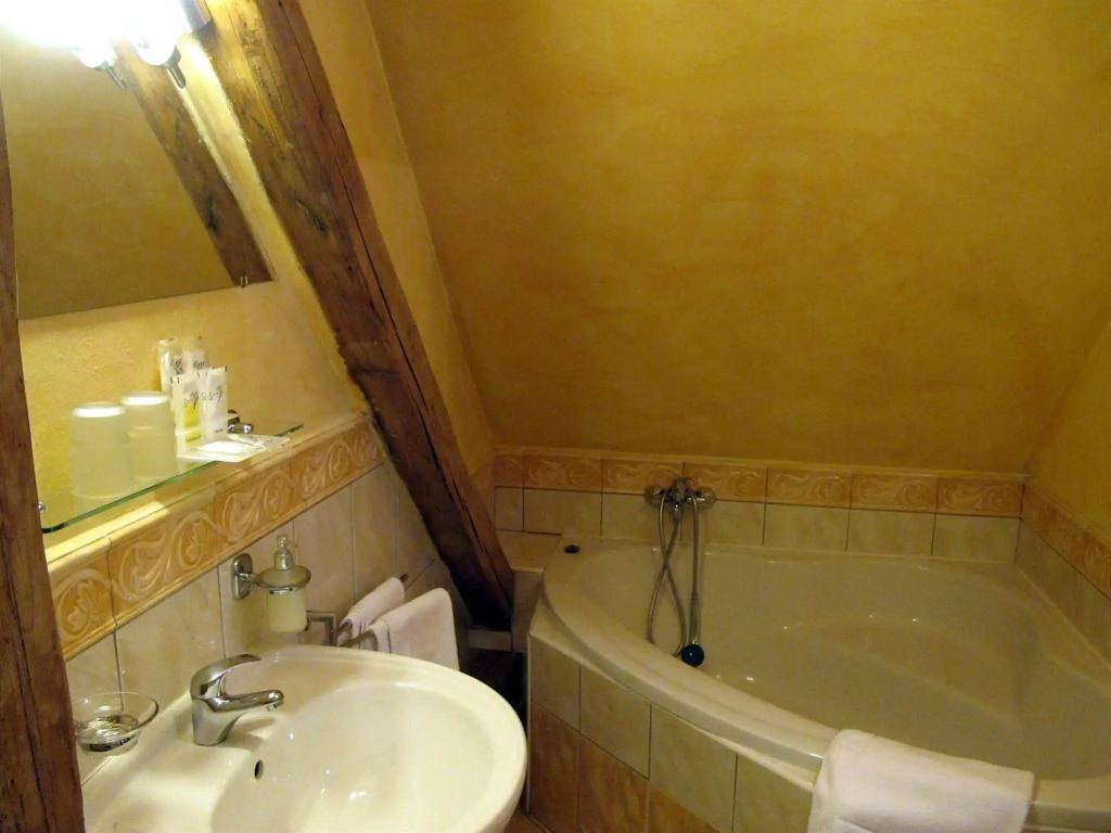 Hotel At the Golden Scissors