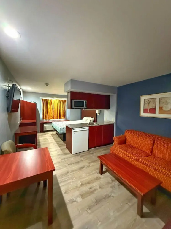 BlissPoint Inn & Suites, Northwood