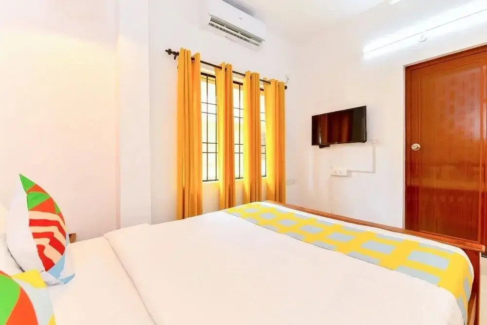 White House by OYO Rooms